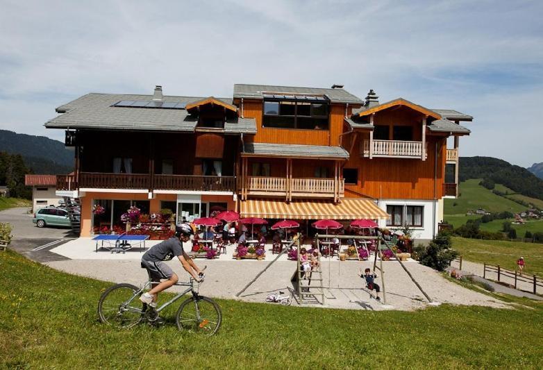 Hotel Les Skieurs Bellevaux Exterior photo