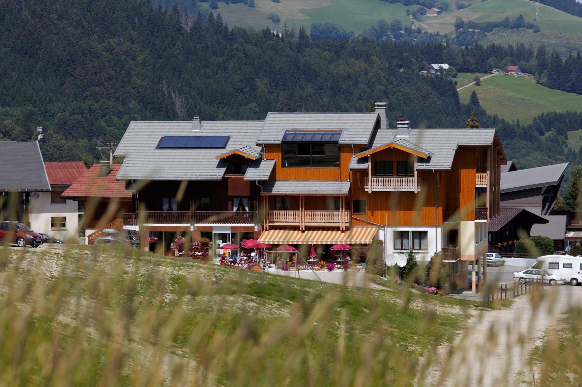 Hotel Les Skieurs Bellevaux Exterior photo